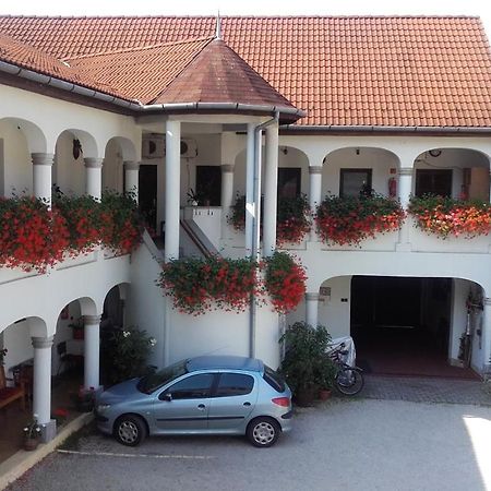 에게르 Eden Panzio B&B 외부 사진