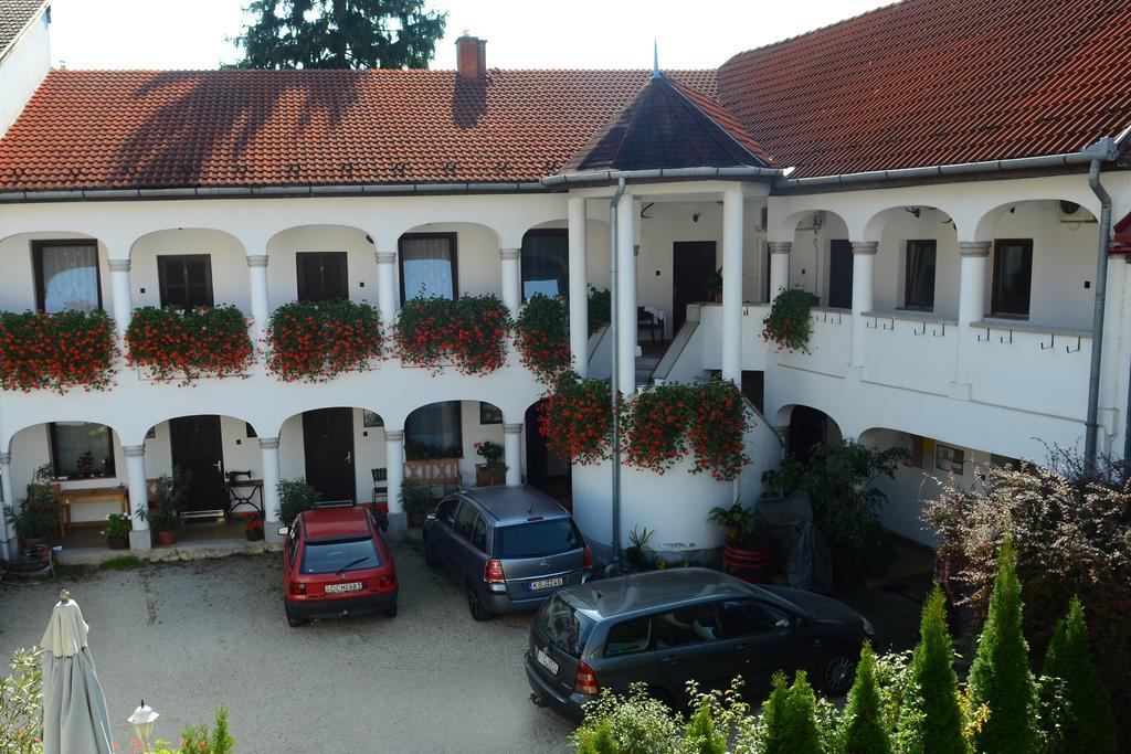 에게르 Eden Panzio B&B 외부 사진