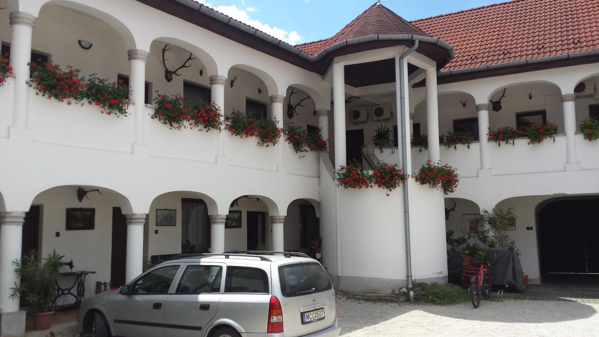 에게르 Eden Panzio B&B 외부 사진