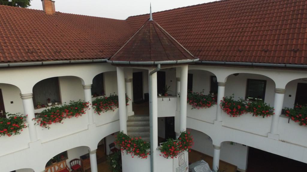 에게르 Eden Panzio B&B 외부 사진